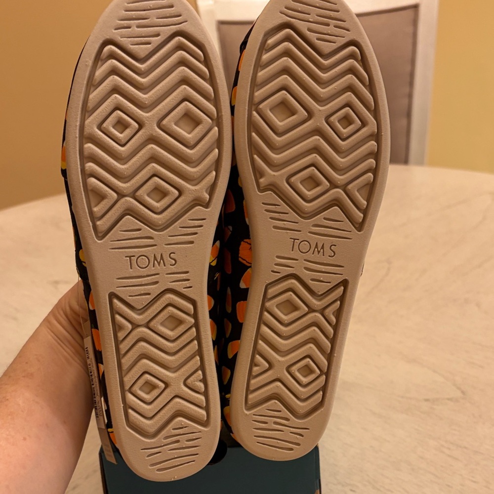 NWT TOMS Black and Orange Candy Corn Halloween Slip-Ons - Picture 5 of 7